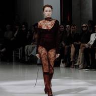 V kolekci Hany Valtové převládala bílá, krémová, ale objevila se i petrolejová a rudá barva.