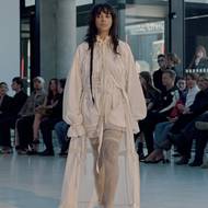 Návrhář Alexandr Bel je známý tvorbou, která se pohybuje na pomezí fluidní pánské módy a temně romantické estetiky s vlivy viktoriánské gotiky. 