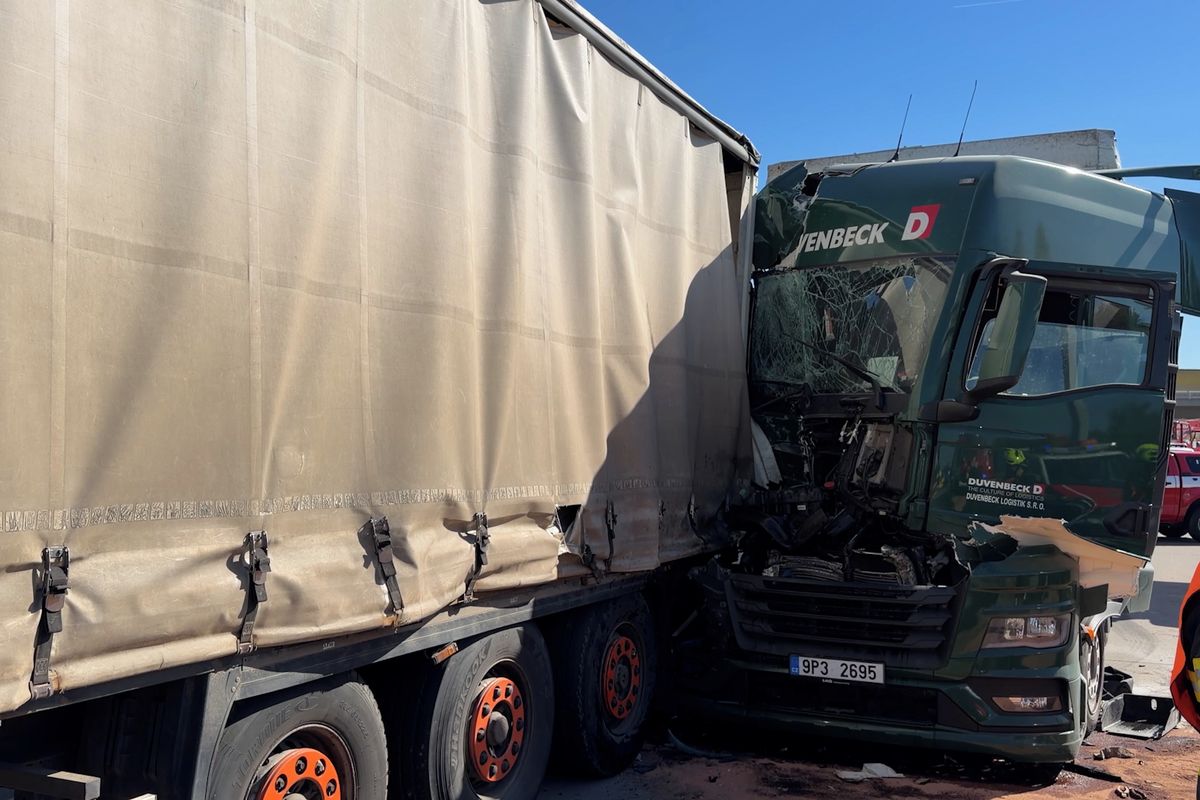 Pražský okruh blokuje nehoda dvou kamionů