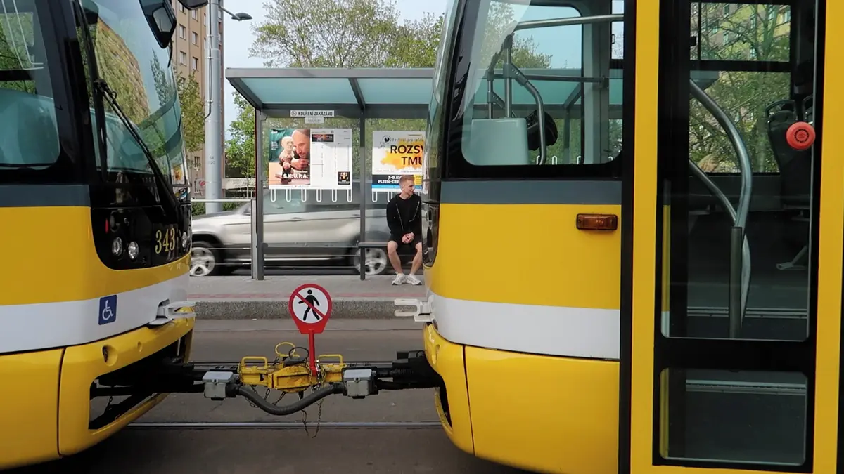 Hazardéry přelézající mezi vozy plzeňských tramvajích mají odradit nové varovné značky