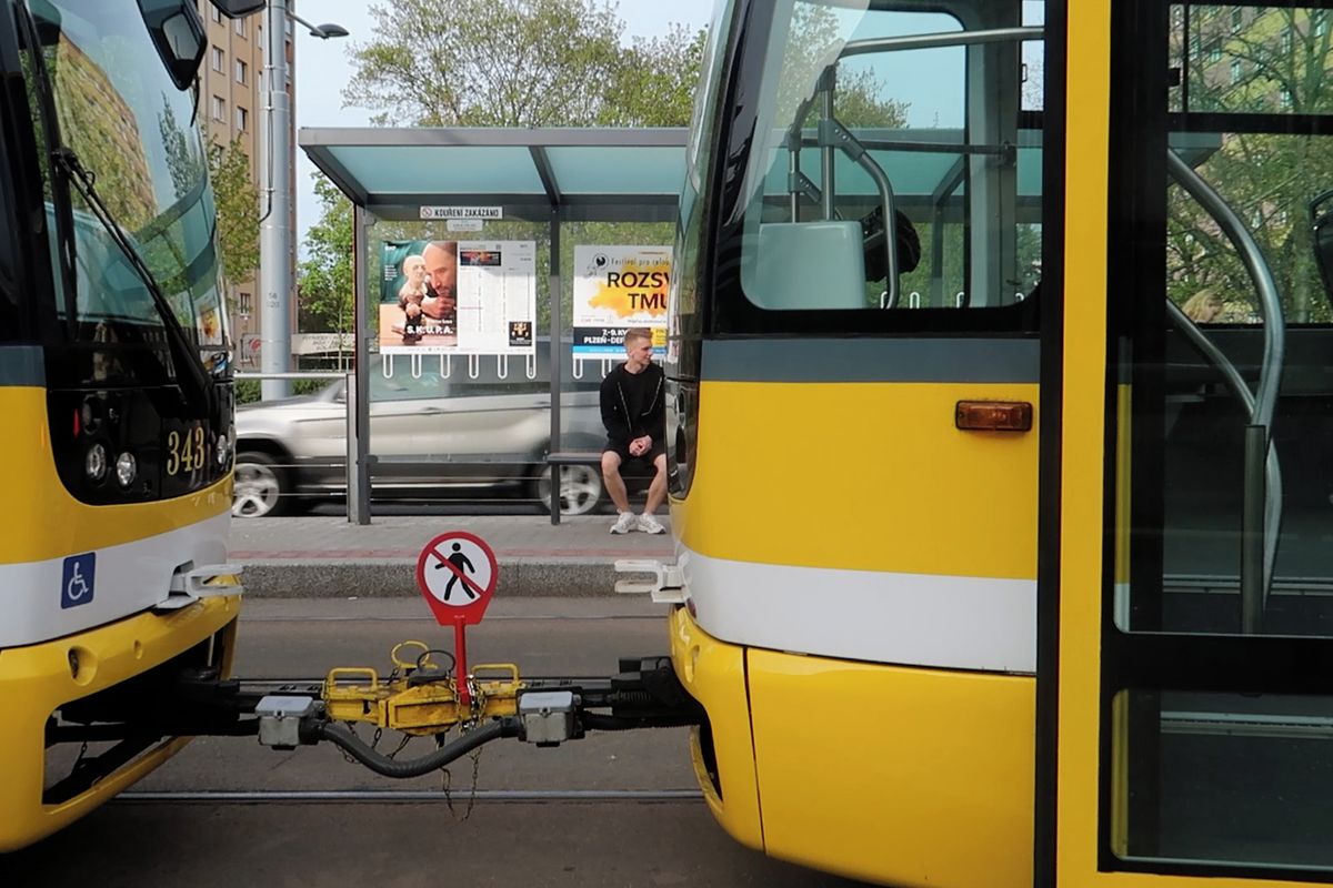 Hazardéry přelézající mezi vozy plzeňských tramvají mají odradit nové varovné značky