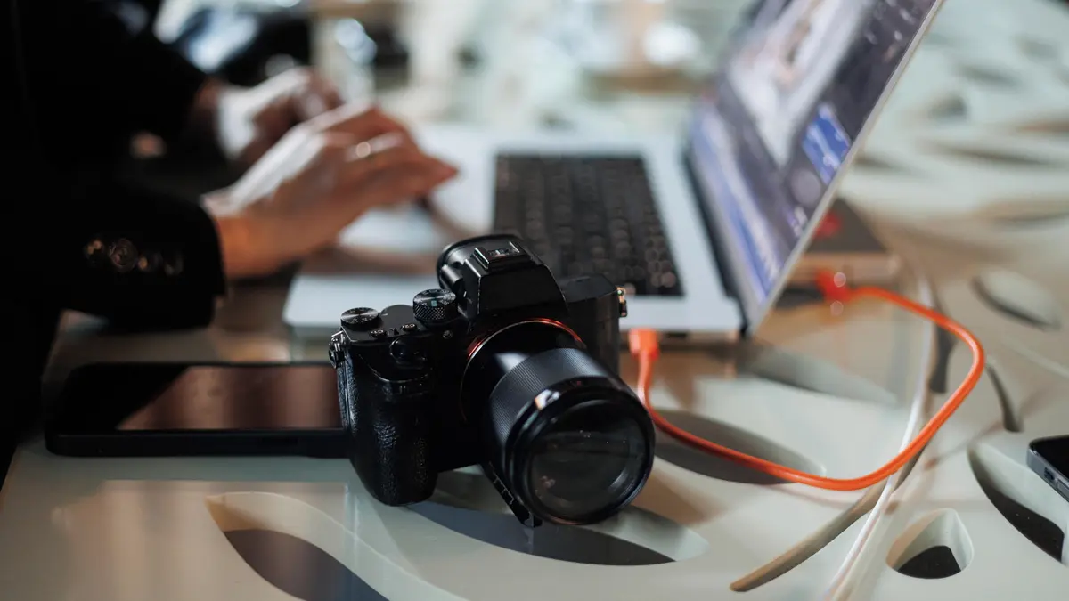 Nebetyčný rozdíl. Rotterdamská zastupitelka si ve volební kampani upravila fotku a zesměšnila se