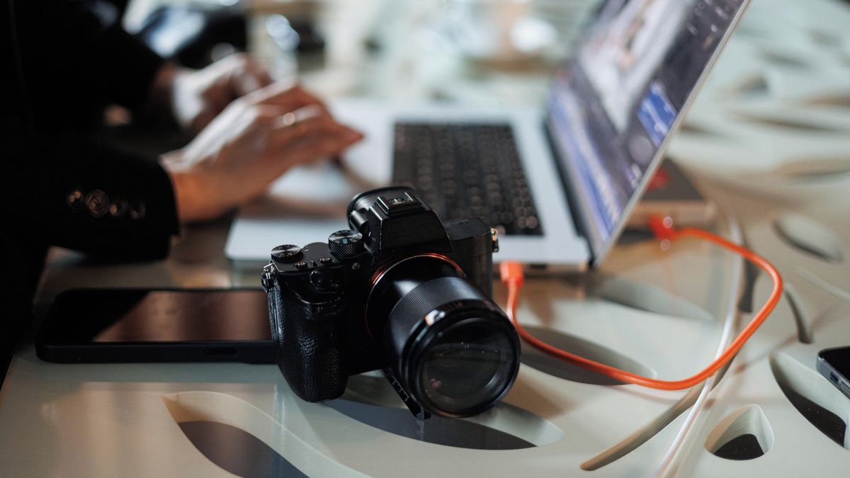 Nebetyčný rozdíl. Rotterdamská zastupitelka si ve volební kampani upravila fotku a zesměšnila se