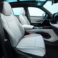 Kabina nabídne volitelně i čalounění kůží Nappa nebo obklady ze dřeva. 