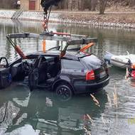 Škoda Octavia skončila v kaznějovském rybníku, odkud ji museli vylovit hasiči. 