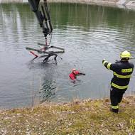 Škoda Octavia skončila v kaznějovském rybníku, odkud ji museli vylovit hasiči. 