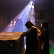 Inscenace Prokletí se hraje jako natáčení filmu o pokusech hermetiků ovlivnit dějiny.