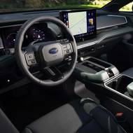 Kabina nabízí vpředu moderní rozhraní a spoustu prostoru.