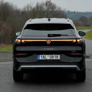 Přední i zadní světla jsou propojena svítící linkou a osvětlené je i logo.