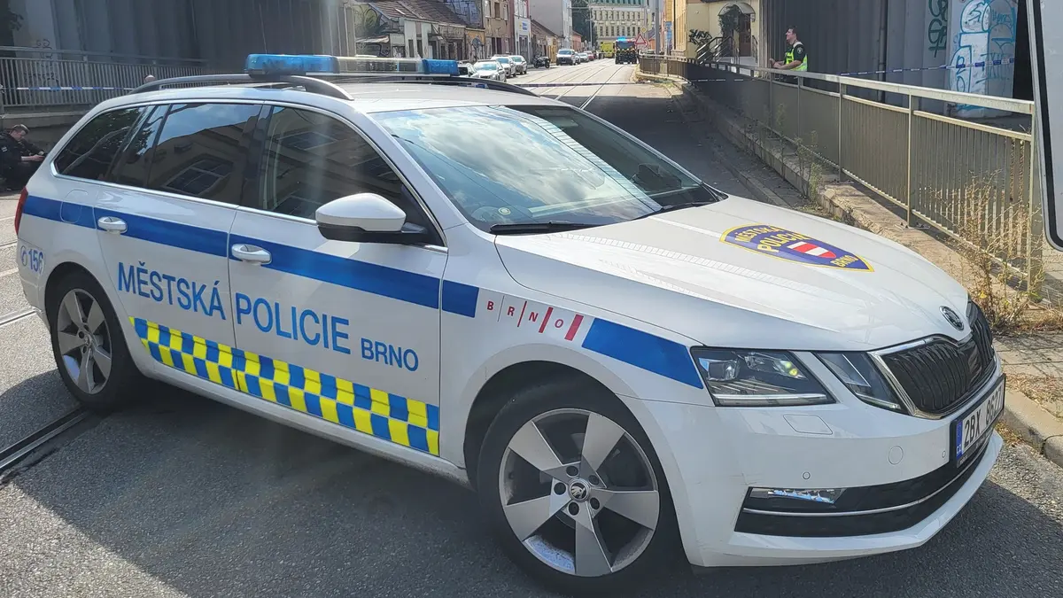 Nahá žena v centru Brna chtěla pokousat strážníka