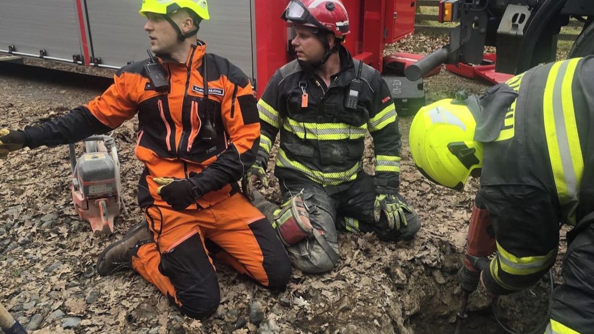 Jezevčíka z podzemí zachránili středočeští hasiči s kamerou