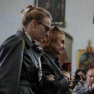 Eva Holubová na posledním rozloučení s Janem Potměšilem