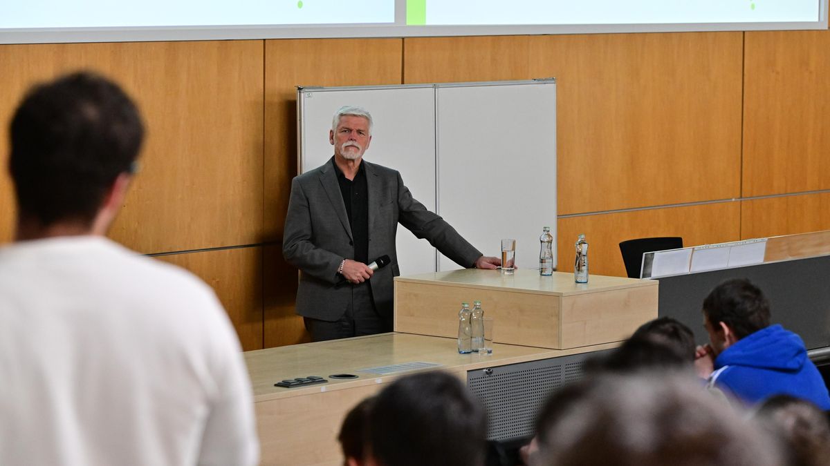 Pavel: Ministr nemůže prezidentovi zakazovat zastupovat zemi navenek