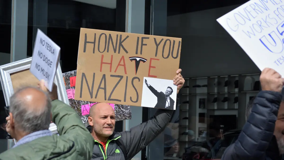 Smí se troubit na znamení podpory? Obyvatelé u showroomu Tesly už mají klaksonů dost