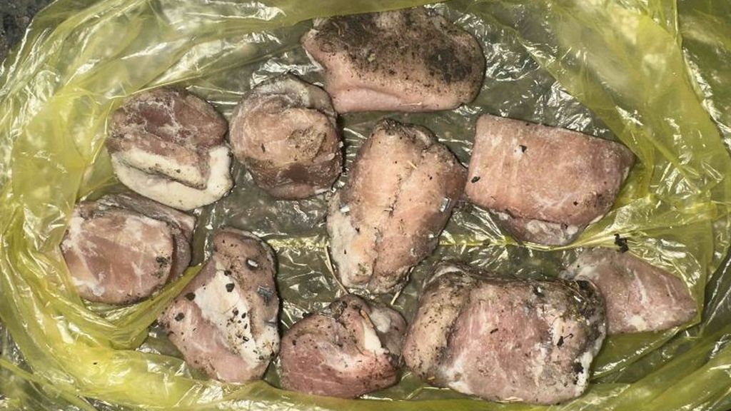 U pražského Libeňského mostu někdo nastražil hřebíky zapíchnuté v mase