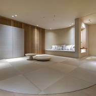 Teakové dřevo pomáhá interiér vizuálně „prohřát“.