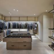 Nenápadný luxus je v této vile patrný na každém kroku. Velkoryse pojatá pánská šatna je jedním z mnoha příkladů.