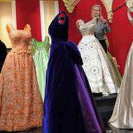 Výstava v Buckinghamském paláci ukazuje více než 200 kusů oblečení a doplňků z dekád celého života. Polovinu z nich veřejnost může obdivovat poprvé.