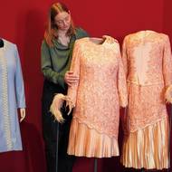 Šaty uprostřed na sobě královna Alžběta II. měla na zahajovacím ceremoniálu olympijských her v Londýně v roce 2012.