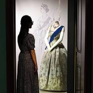 Tohle jsou šaty, které měla královna Alžběta na sobě na státním banketu v Bílém domě, který v roce 1957 uspořádal prezident Dwight Eisenhower.