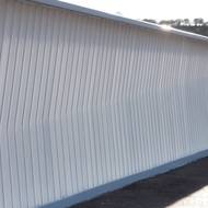 Kubistické křivky se zrcadlí i na zábradlí.