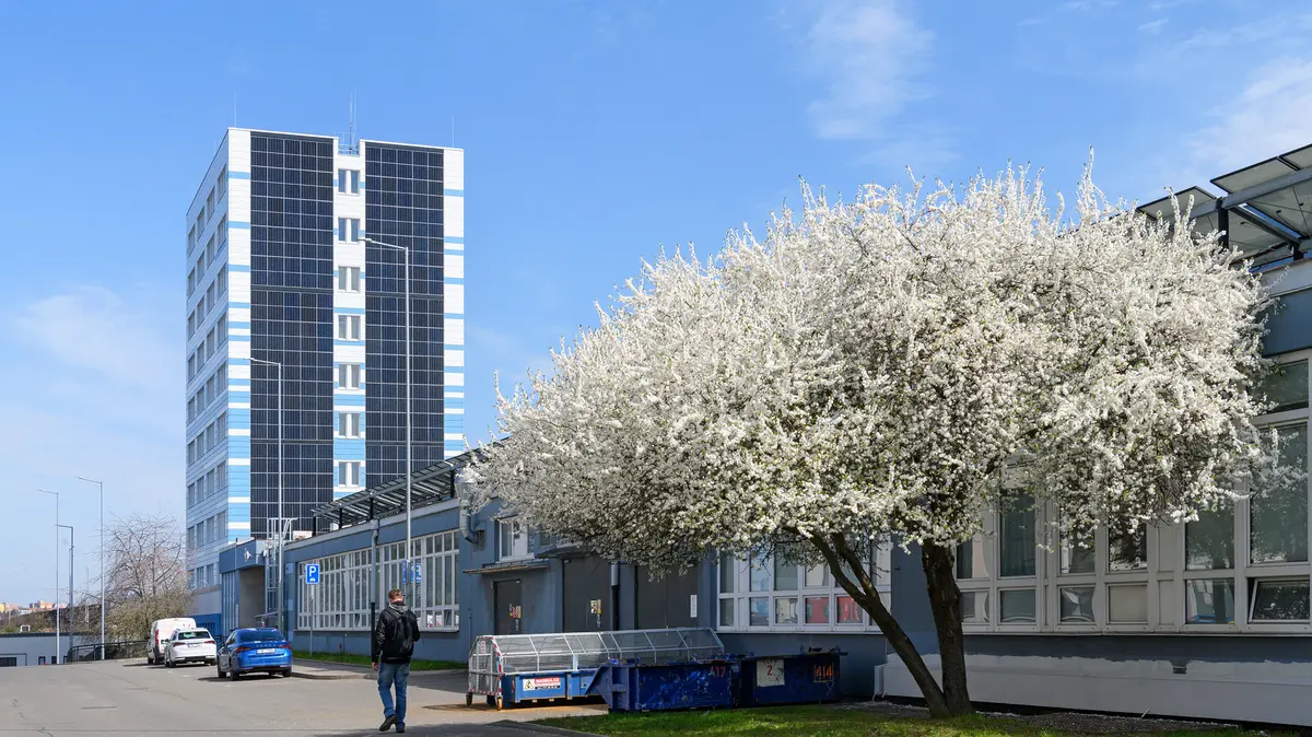 Dopravní podnik v Praze ušetří 152 milionů korun díky fasádním solárům za 423 milionů