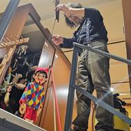 Vladimír Hruška s loutkou Kašpárka v divadle Říše loutek v budově Městské knihovny v Praze