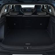 Kufr má standardní objem 536 litrů.