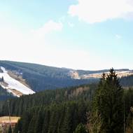 V Peci pod Sněžkou už po sněhu není ani památka, poslední zbytky technického leží na sjezdovkách. Pohled na sjezdovku Javor (vlevo) od hotelu Děvín.