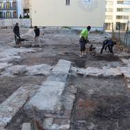 Začišťování základového zdiva u ulice Přízové