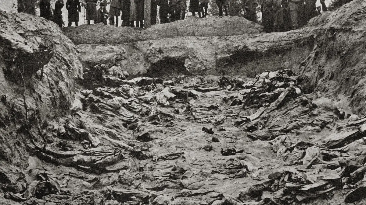 Na šíření sovětské lži o masakru v Katyni se podíleli i spojenci, řekl historik Bydoń