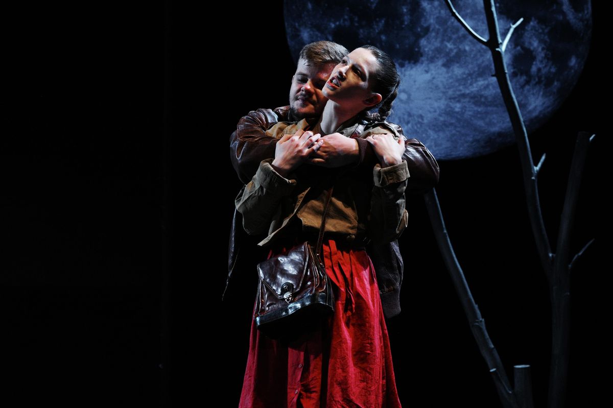 RECENZE: Bořivoj Čermák a Ema Businská ve Vršovicích servírují fascinující Kočku na kolejích