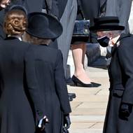 Svého chotě, prince Philipa, pochovala královna Alžběta II. v roce 2021. Kvůli proticovidovým opatřením na obřad smělo jen 30 hostů… Královně v té době bylo 95 let.