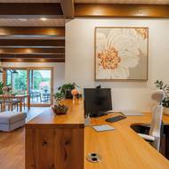 Pracovní kout navazuje na obývací část, přesto je tak trochu stranou, aby byl na práci klid.