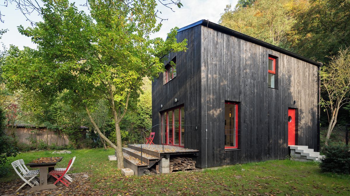 Chata na Kocábě je navržena tak, aby si v ní majitelé užili všechna roční období