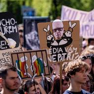 Spousta studentů přišla vybavena transparenty. Hodně z nich naráželo na ministra kultury Oto Klempíře. 