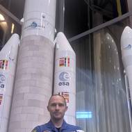 Aleš Svoboda s maketou nosné evropské rakety Ariane 6