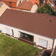 „Chtěli jsme přízemní bungalov, protože jsme už nechtěli chodit do schodů. Poučili jsme se z minulého velkého domu,“ říká Milan.