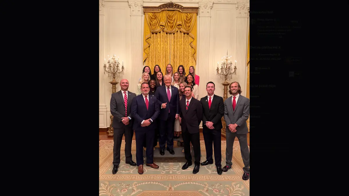 Gratulujeme, dámy, a teď si zalezte dozadu. Fotografie z Bílého domu sklízí kritiku