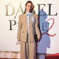 Módní influencerka Alexadra Sedláčková byla kompletně oblečená z limitované kolekce Reserved Devil Wears Prada 2. Světlý kostým s košilí doplnila kabelkou návrháře Jana Černého.