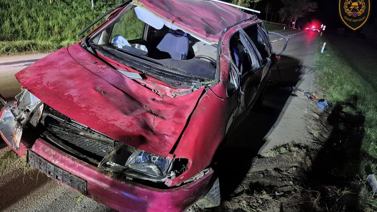 Po tragické nehodě u Buchlovic zemřel řidič, auto přetočil přes střechu