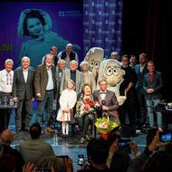 Jiřina Bohdalová se všemi gratulanty na pódiu Hybernie