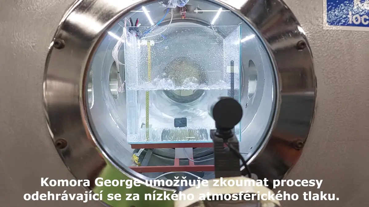 Na ledových měsících ve Sluneční soustavě voda mrzne i vře současně