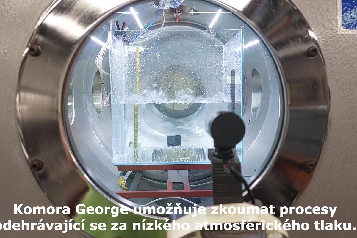 Na ledových měsících ve Sluneční soustavě voda mrzne i vře současně