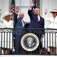 Následující den se dámy sladily do světlých šatů s klobouky.