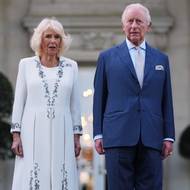 Královnin model s květinovou výšivkou pochází od britské módní návrhářky Anny Valentine.