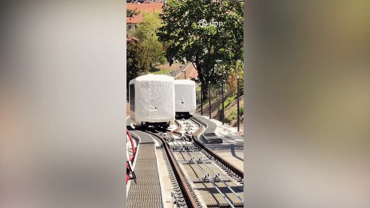 Pojízdný skleník? Nová lanovka na Petřín jezdí zatím maskovaná a bez lidí, už ale má své kritiky