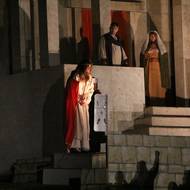 Ježíš před Pilátem. Dav, který ještě před několika okamžiky hlavního hrdinu oslavoval, volal po jeho krvi.