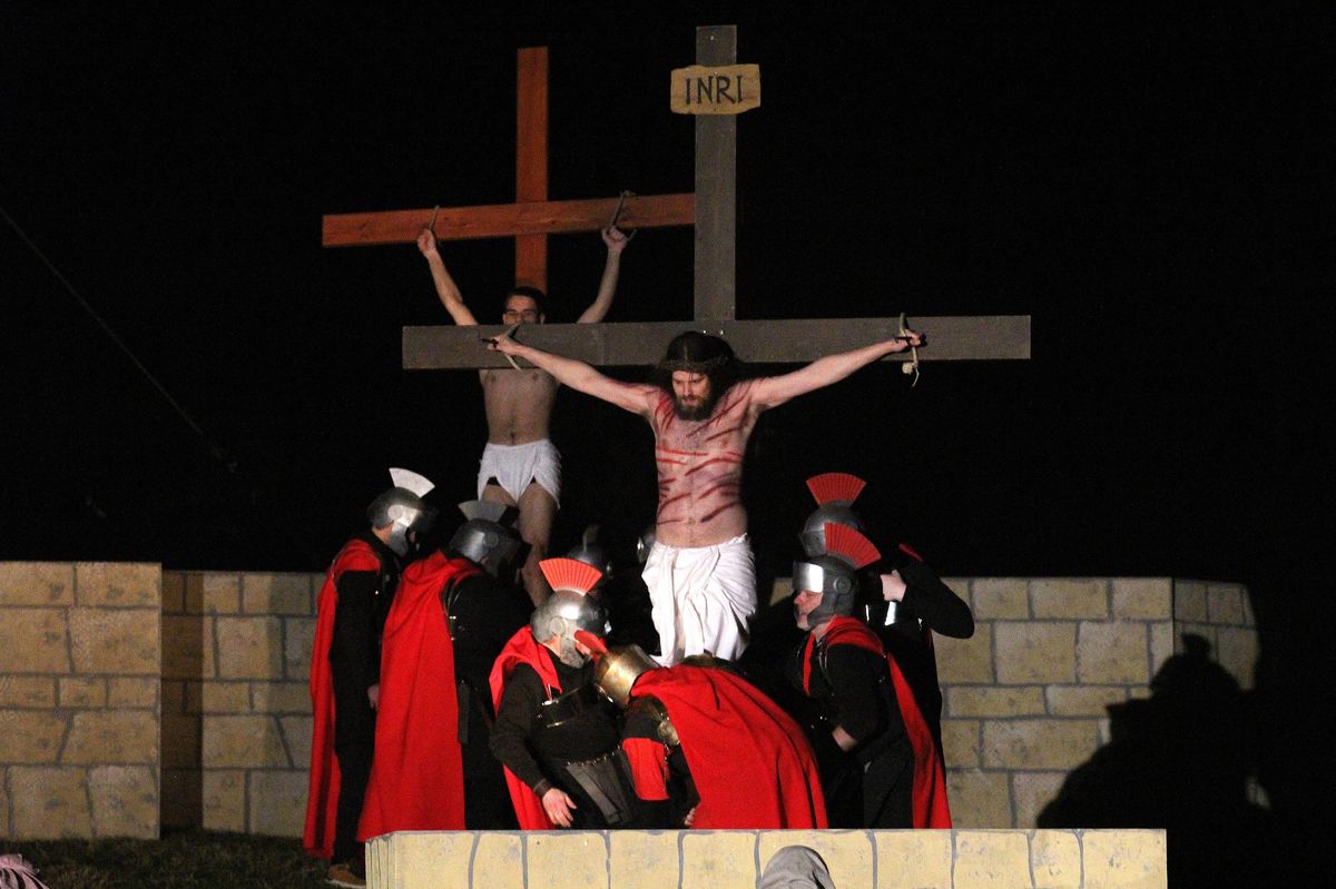Na žďárském sídlišti ukřižovali Ježíše. Po vzkříšení se ochotně fotil s diváky