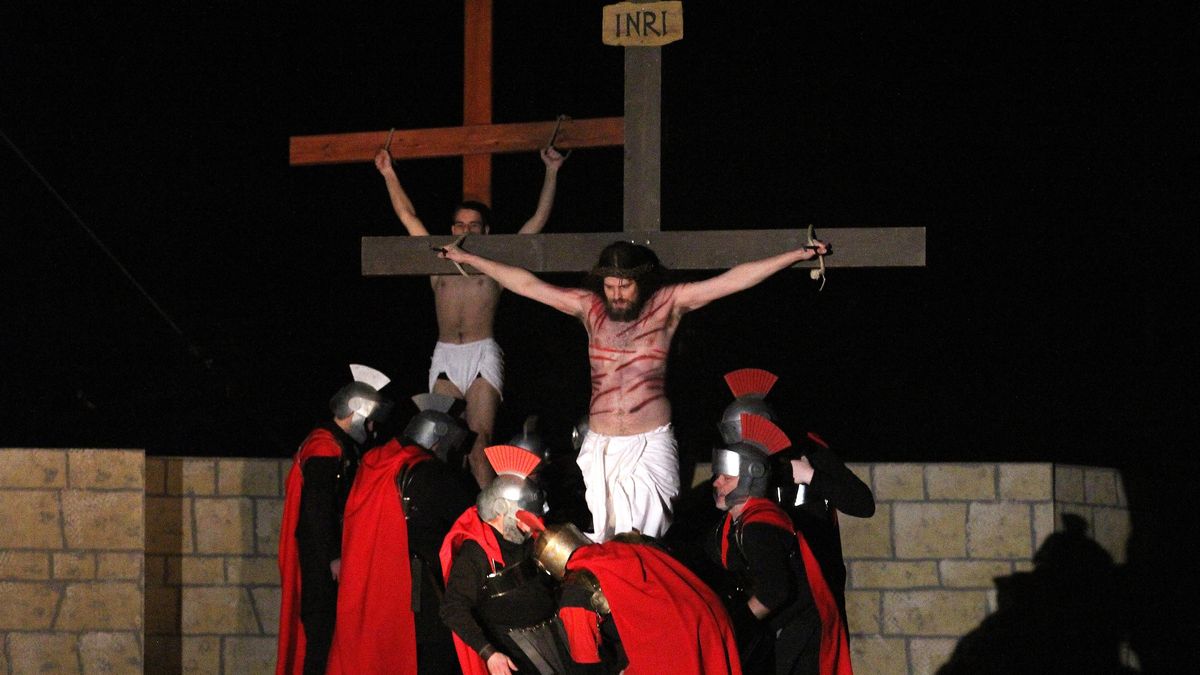 Na žďárském sídlišti ukřižovali Ježíše. Po vzkříšení se ochotně fotil s diváky